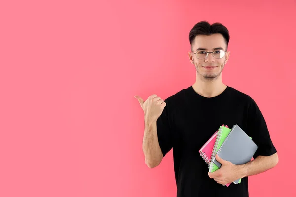 Estudante Sexo Masculino Com Cadernos Sobre Fundo Rosa — Fotografia de Stock