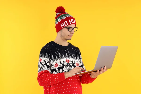 Ragazzo Maglione Natale Con Computer Portatile Sfondo Giallo — Foto Stock