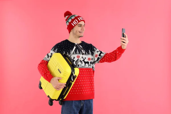 Pembe Arka Planda Bavul Taşıyan Noel Kazaklı Adam — Stok fotoğraf