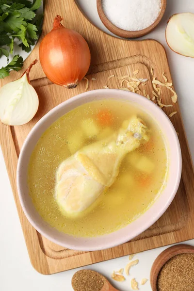Konsep Memasak Sup Ayam Pada Latar Belakang Putih — Stok Foto