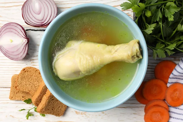 Sup Ayam Dengan Latar Belakang Kayu Putih Tutup — Stok Foto