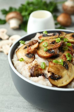 Mantarlı risotto ile lezzetli yemek kavramı, yakın plan.