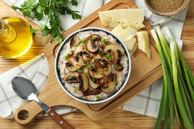 Mantarlı risotto ve leziz yemek kavramı.