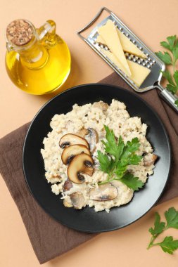 Bej arka planda mantarlı risotto ile lezzetli yemek kavramı