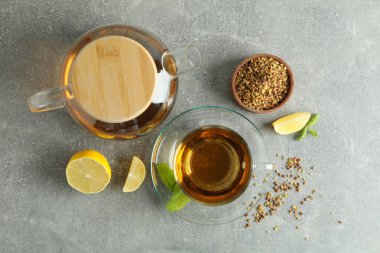 Gri dokulu masada karabuğday çayı ile sıcak içecek kavramı
