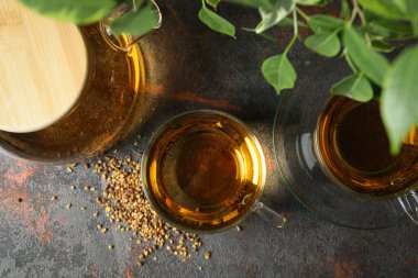 Koyu dokulu masa üzerinde karabuğday çayı ile sıcak içecek kavramı