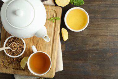 Tahta masada karabuğday çayı ile sıcak içecek kavramı