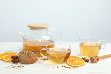 Beyaz ahşap masada karabuğday çayı ile sıcak içecek kavramı