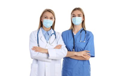 Kadın doktor ve hemşire beyaz arka planda izole edilmiş.