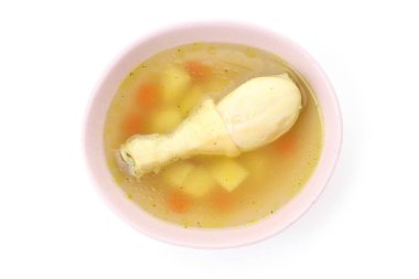 Beyaz arka planda izole edilmiş tavuk çorbası tabağı.