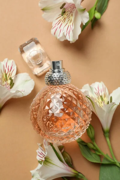 Parfum Bloemen Beige Achtergrond Close — Stockfoto