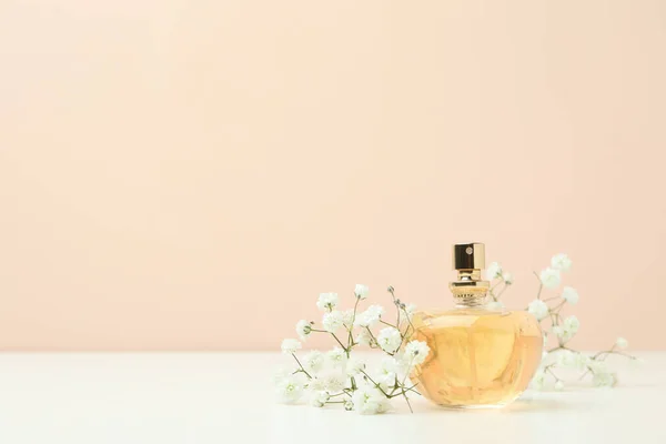 Parfüm Und Blumen Vor Beigem Hintergrund Platz Für Text — Stockfoto