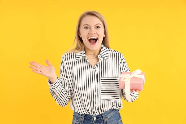 Jonge Vrouw Met Doos Van Gift Gele Achtergrond — Stockfoto