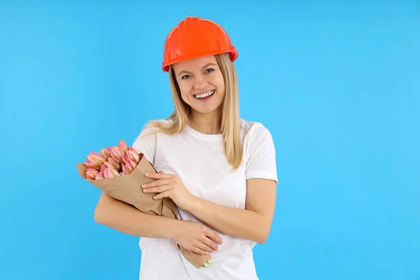 Builder Fille Avec Bouquet Fleurs Sur Fond Bleu — Photo