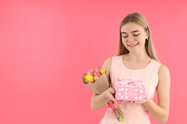 Ung Kvinna Med Bukett Och Presentförpackning Rosa Bakgrund — Stockfoto