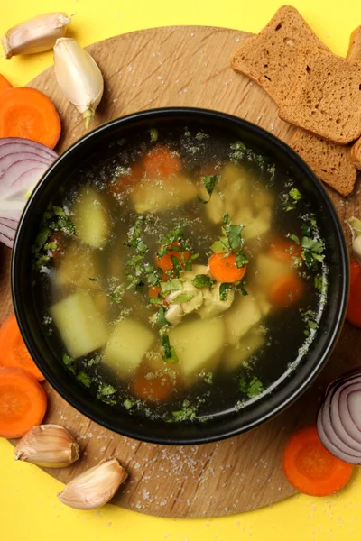 Konsep Makanan Lezat Dengan Sup Ayam Latar Belakang Kuning — Stok Foto