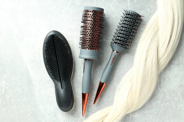 Lock Blonde Female Hair Hairbrushes — 图库照片