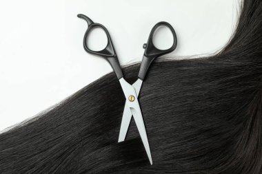 Beyaz arka planda makaslı kadın saçı