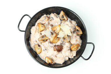 Beyaz arka planda mantarlı risotto tabağı