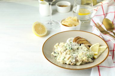 Mantarlı risotto ile lezzetli yemek kavramı, metin için yer