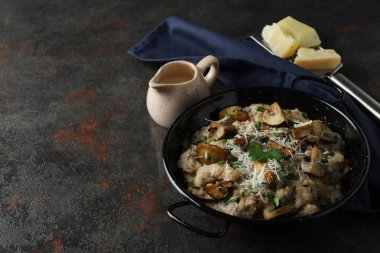 Mantarlı risotto ile lezzetli yemek kavramı, metin için yer
