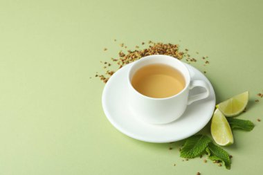 Yeşil arka planda karabuğday çayı ile sıcak içecek kavramı