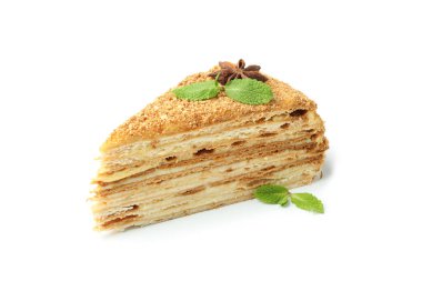 Beyaz arkaplanda izole edilmiş bir parça ballı kek.