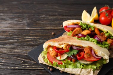 Lezzetli yemek kavramı, tavuklu pide, yazı için yer.