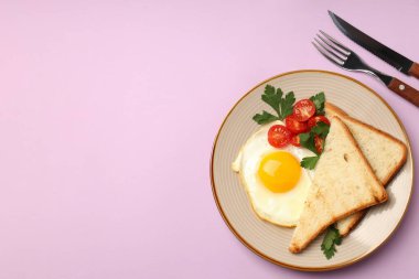 Menekşe arkaplanda lezzetli bir kahvaltı tabağı
