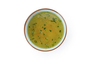 Beyaz zemin üzerinde izole edilmiş et suyu tabağı