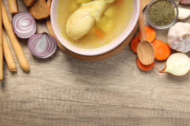 Tavuk çorbası ya da ahşap zemin üzerinde çorba pişirme kavramı