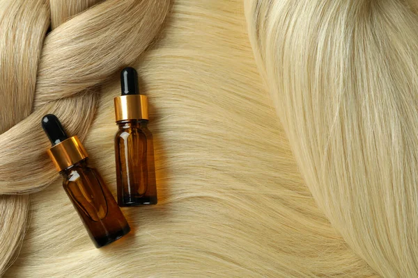 Konzept Der Haarpflege Mit Flaschen Kosmetischen Und Weiblichen Haares — Stockfoto