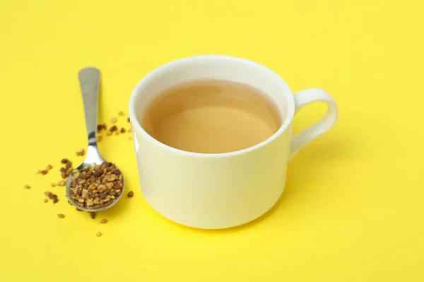 Чашка Ложка Гречишного Чая Желтом Фоне — стоковое фото
