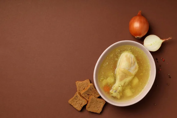 Konsep Makanan Lezat Dengan Sup Ayam Latar Belakang Coklat — Stok Foto