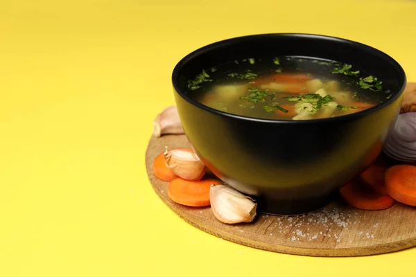 Konsep Makanan Lezat Dengan Sup Ayam Latar Belakang Kuning — Stok Foto