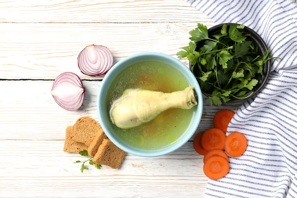 Konsep Makanan Lezat Dengan Sup Ayam Meja Kayu Putih — Stok Foto