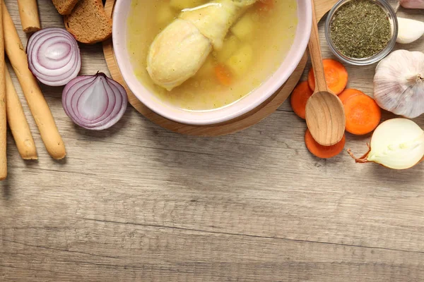 Concepto Cocinar Sopa Pollo Caldo Sobre Fondo Madera — Foto de Stock