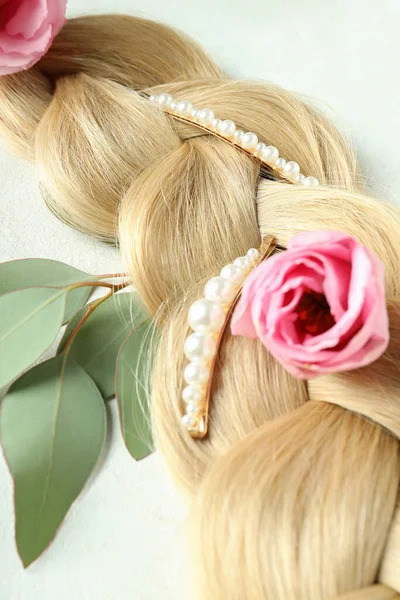 Female Hair Flowers Hair Clips Light Background — Stock Photo, Image
