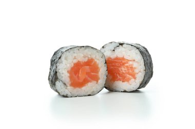 Beyaz arka planda iki lezzetli maki.