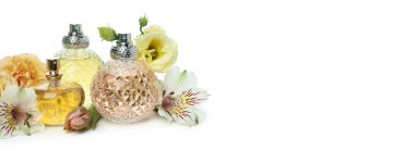 Beyaz arka planda izole edilmiş çeşitli parfüm ve malzemeler