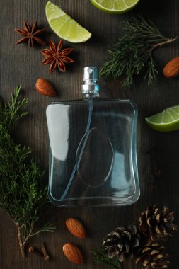 Ahşap arka planda doğal parfüm kavramı