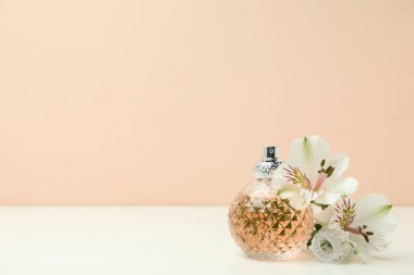 Bej arka planda parfüm ve çiçekler, metin için boşluk