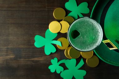 Farklı St. Patrick Günü aksesuarları, mesaj için yer.