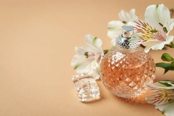 Perfumy Kwiaty Beżowym Tle Miejsce Tekst — Zdjęcie stockowe