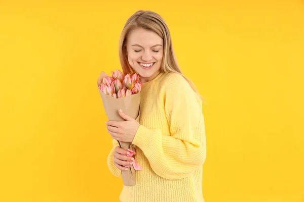 Νεαρή Γυναίκα Μπουκέτο Λουλούδια Κίτρινο Φόντο — Φωτογραφία Αρχείου