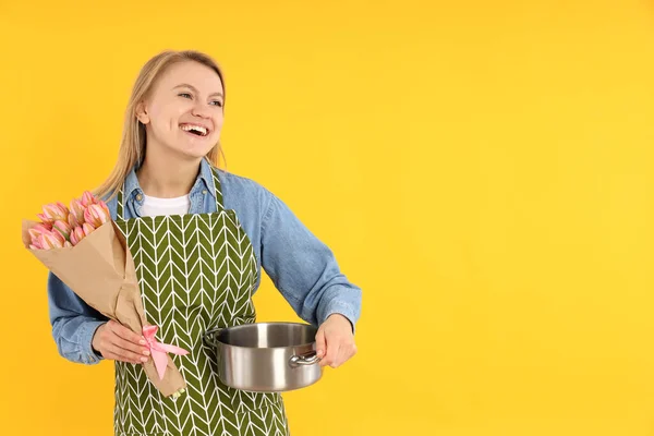 Jovem Dona Casa Com Buquê Flores Fundo Amarelo — Fotografia de Stock