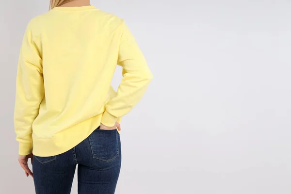 Vrouw Blanco Sweatshirt Licht Grijze Achtergrond — Stockfoto