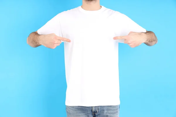 Pria Dengan Kaos Putih Kosong Dengan Latar Belakang Biru — Stok Foto