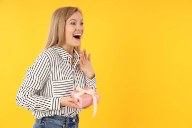 Hediye kutusu sarı zemin üzerine olan kadın