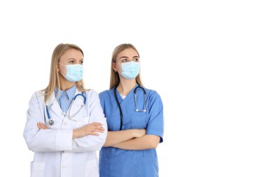 Doktor ve hemşire beyaz arka planda izole edilmiş.